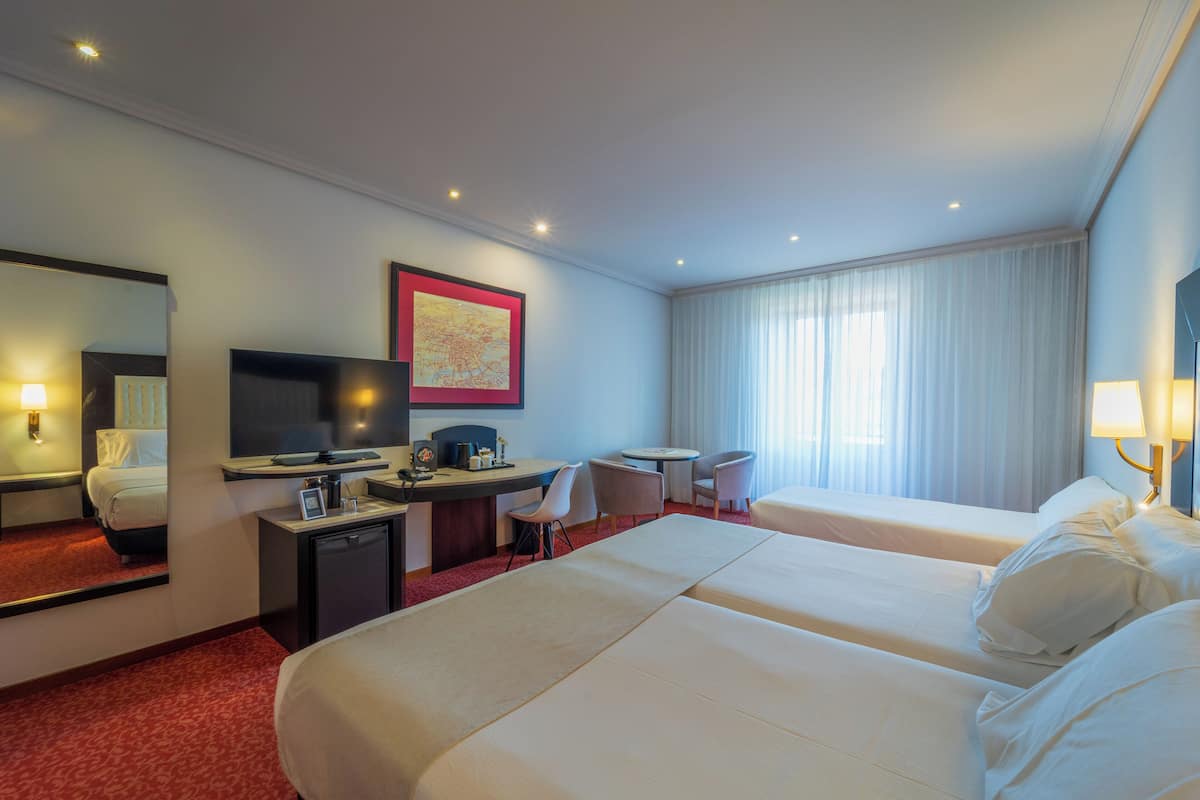 Quarto triplo família, 3 camas de solteiro | 1 quarto, frigobar, cofres nos quartos, escrivaninha