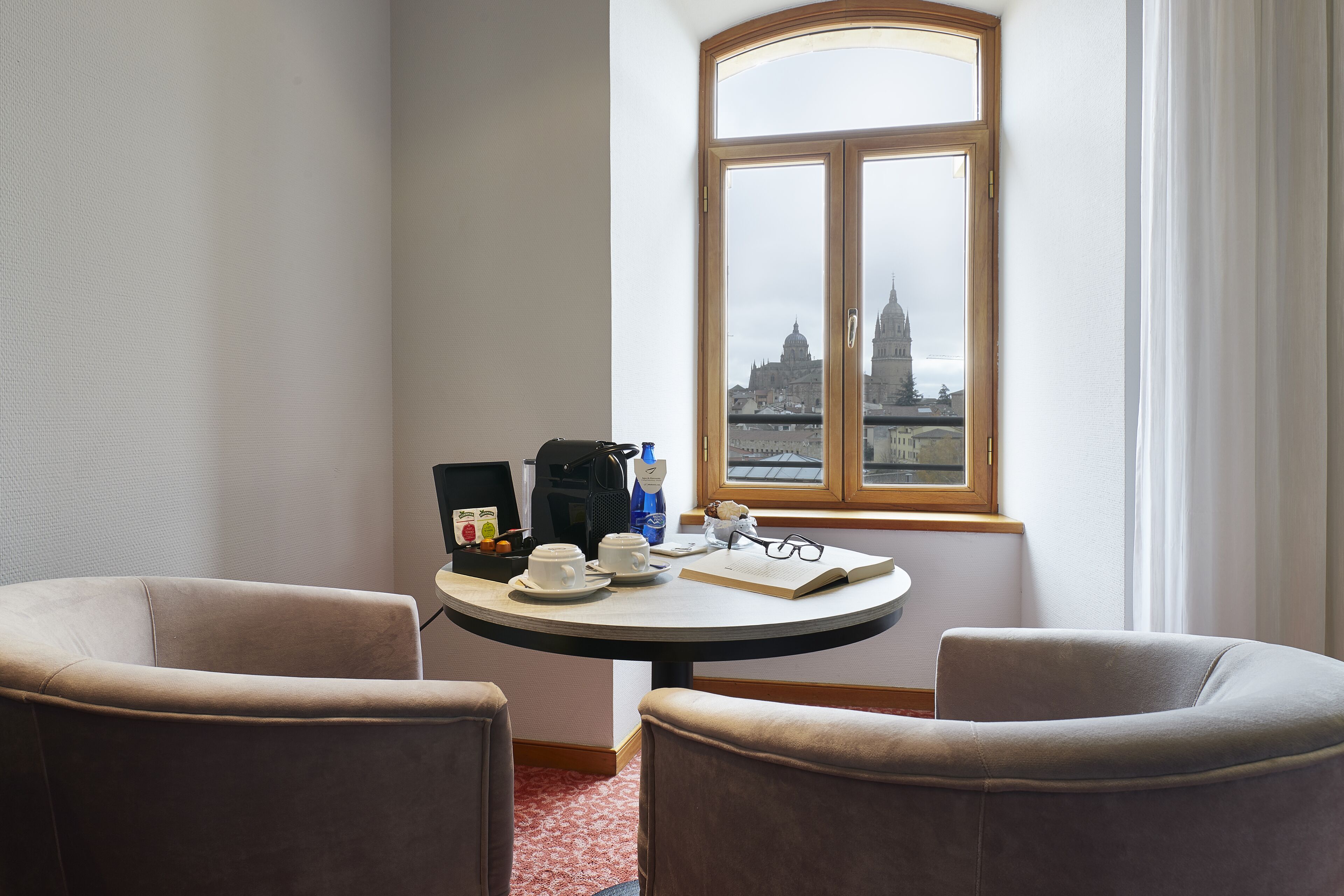 Habitación Premium | Minibar, caja de seguridad en la habitación y escritorio 