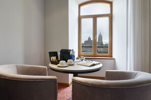 尊荣客房 | 迷你吧、客房内保险箱、办公桌、笔记本电脑工作区