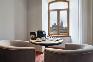 Minibar, caja de seguridad en la habitación y escritorio 