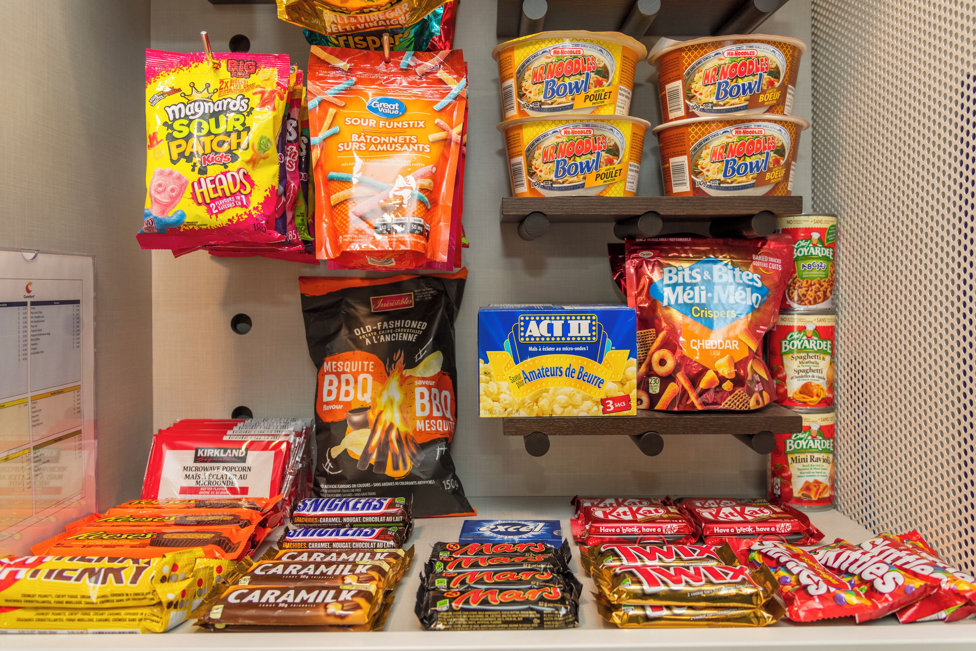 Eine Snackauslage mit verschiedenen Marken und Sorten.
