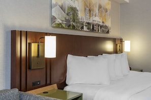 Luxe beddengoed, pillowtop-bedden, een bureau, verduisterende gordijnen