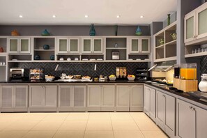 Free daily continental breakfast - Hyatt Place Chantilly Dulles Airport-South (Centreville)