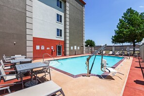 Seasonal outdoor pool - Holiday Inn Express Hotel & Suites Dallas Lewisville by IHG (Lewisville)