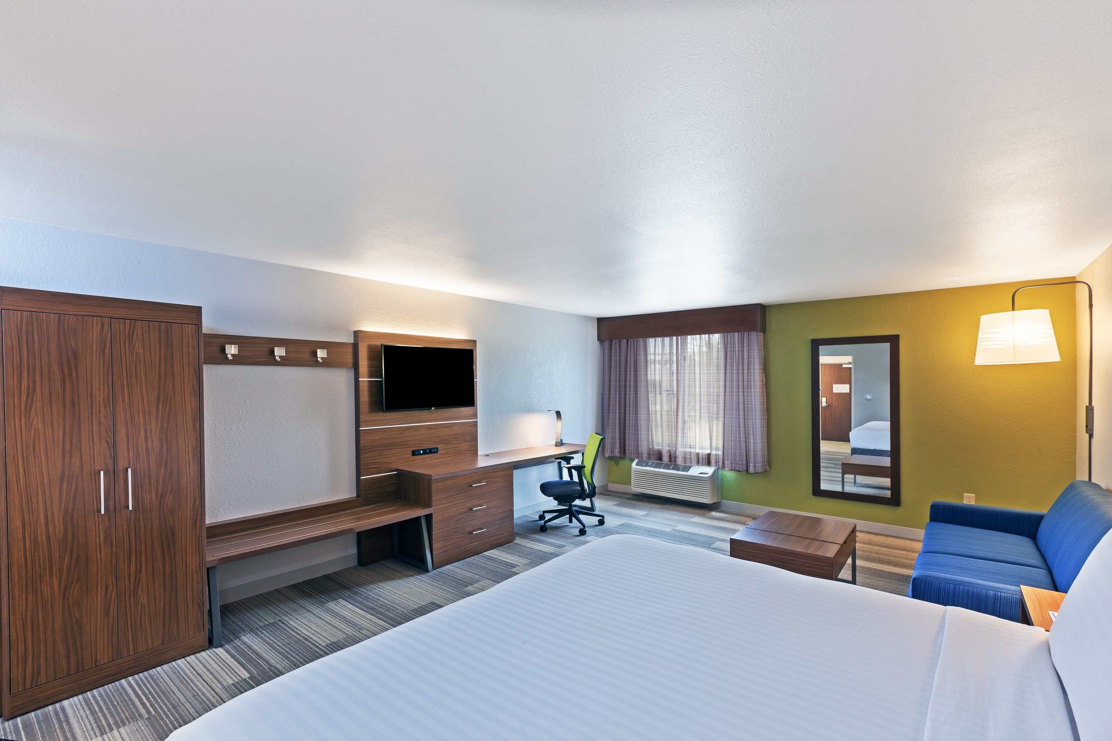 standard room, 1 king bed | 1 bedroom, in-room safe, desk, blackout curtains