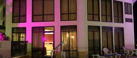 المنشأة من الخارج