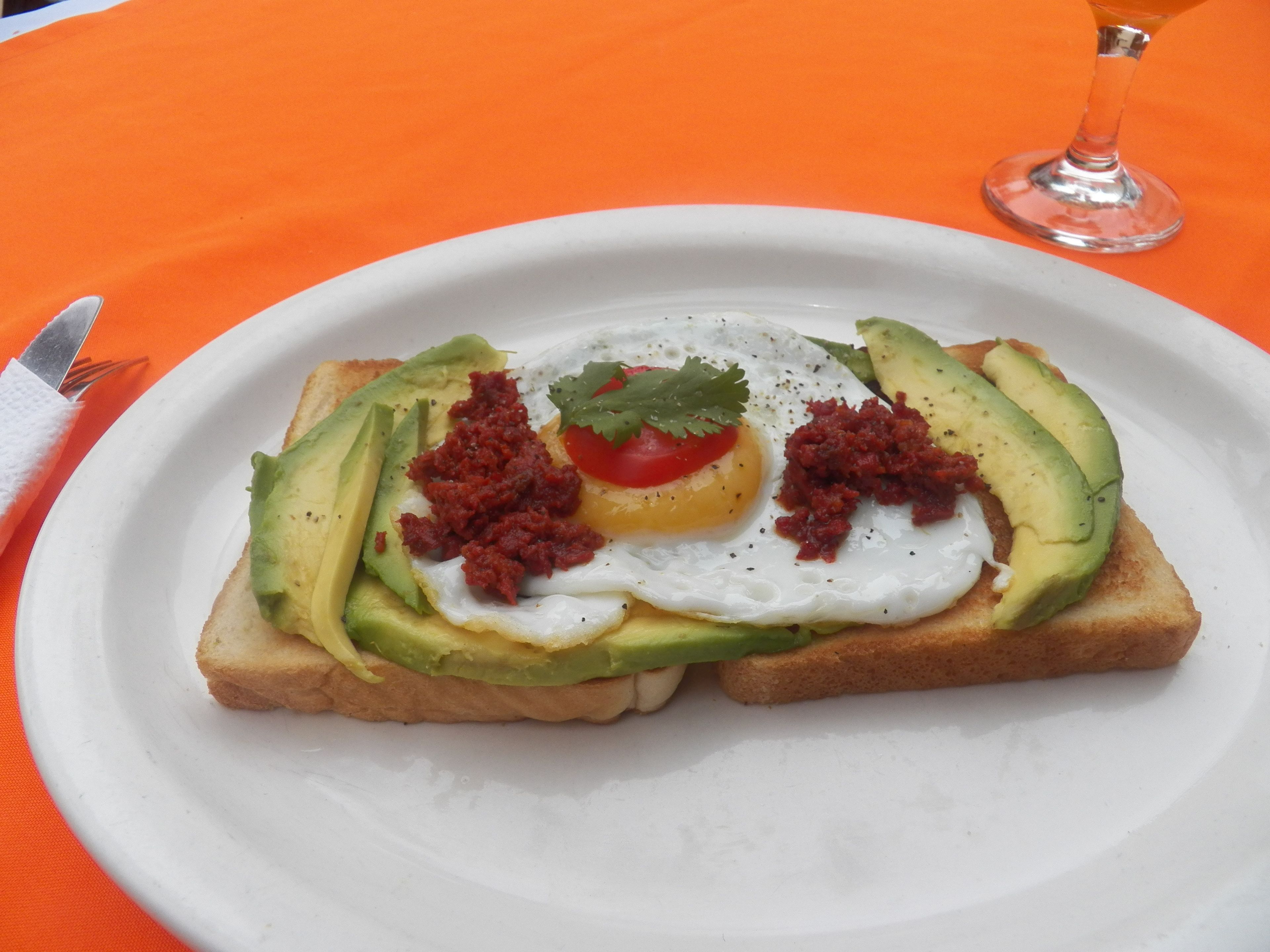 Un piatto con un panino per la colazione.