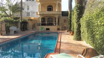 Outdoor pool, open 10 AM to 9 PM, pool loungers