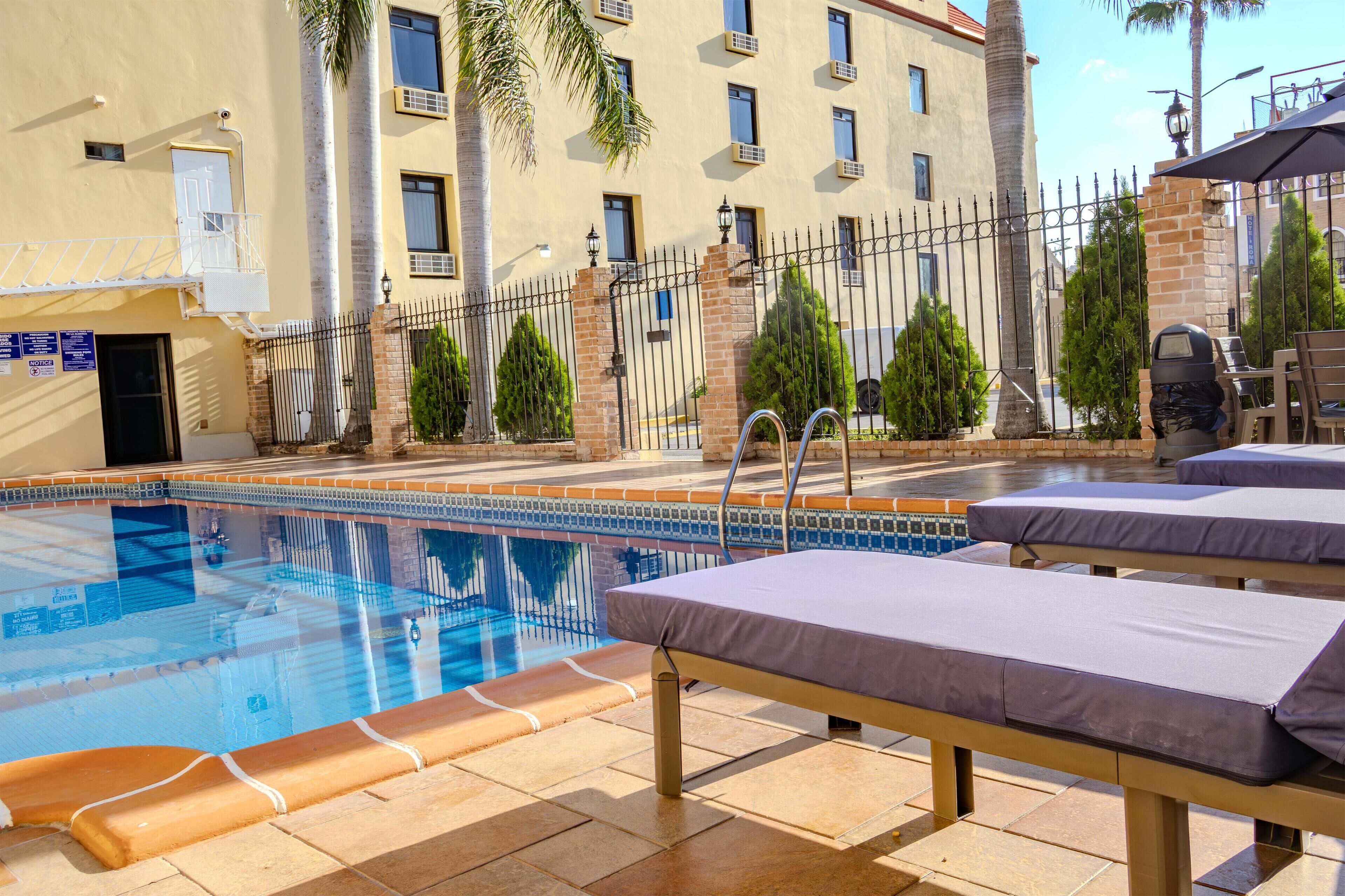 季节性开放的室外游泳池，09:00 至 21:00 开放，日光浴躺椅