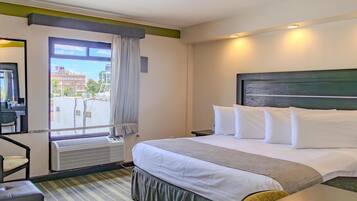 Standard Room, 1 King Bed, Non Smoking | In-room safe, individually decorated, individually furnished, desk