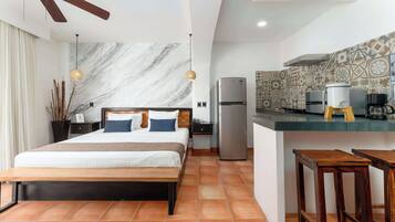 Suite, 1 cama King size, para no fumadores, cocineta (City View) | Edredón, caja de seguridad en la habitación y escritorio
