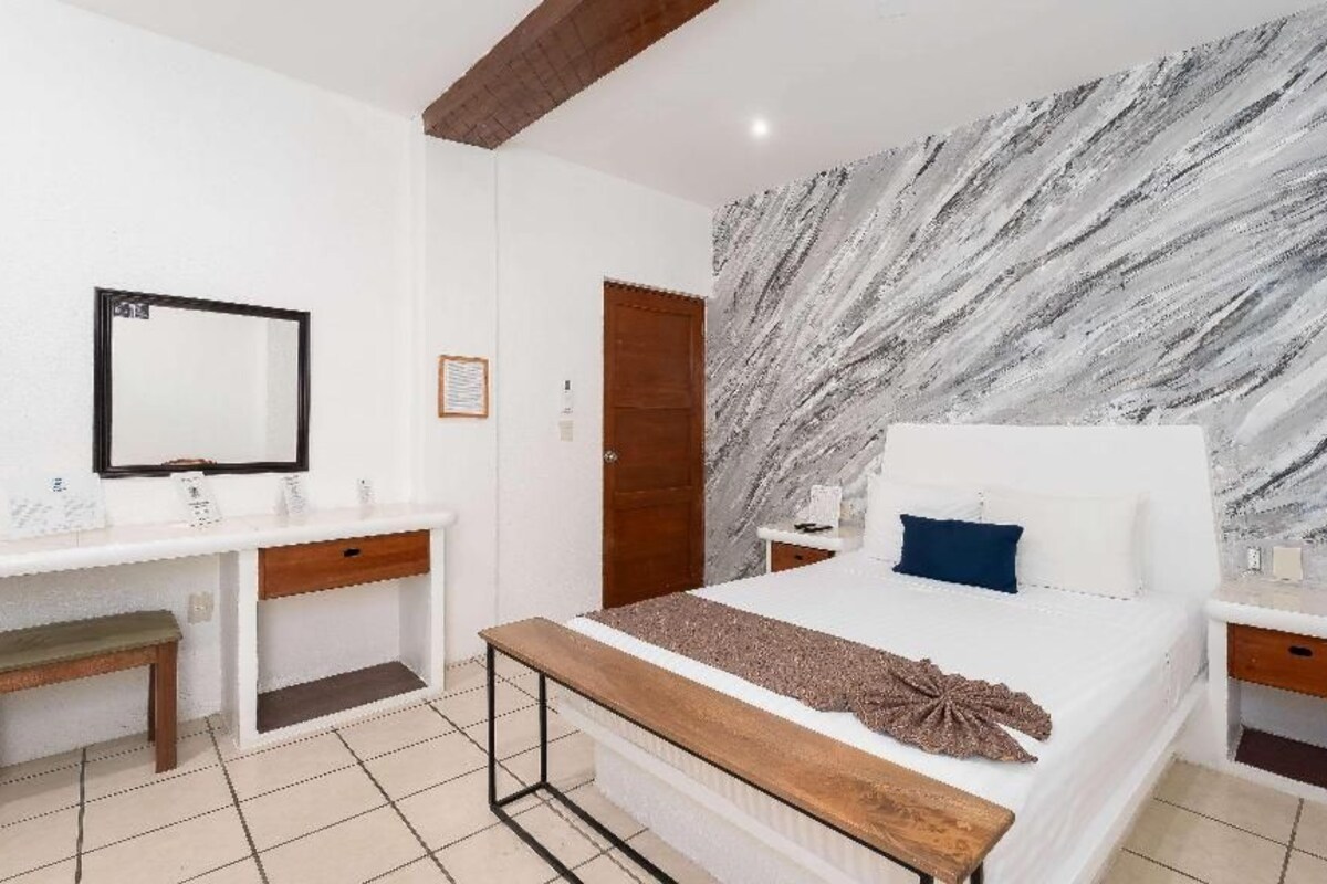 Edredón, caja de seguridad en la habitación y escritorio 