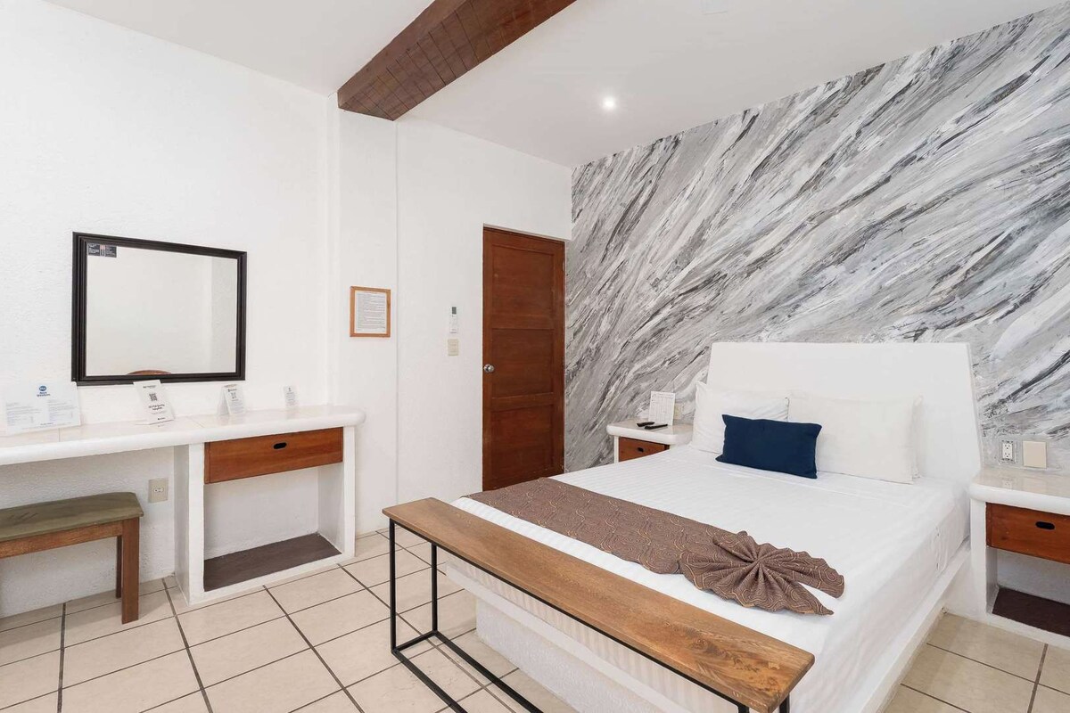 Edredón, caja de seguridad en la habitación y escritorio 