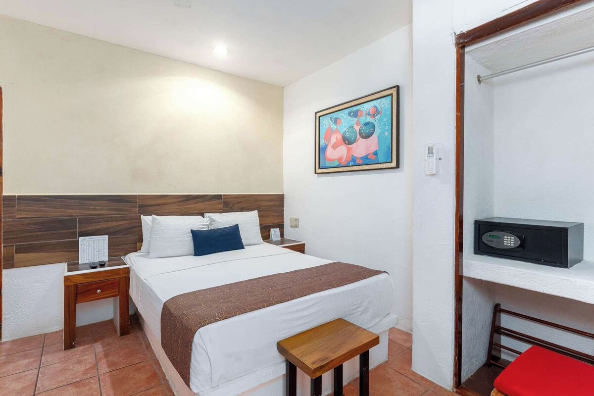 Edredón, caja de seguridad en la habitación y escritorio 