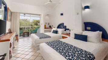 Rom – standard, 2 dobbeltsenger, ikke-røyk (City View) | Dundyner, safe på rommet, skrivebord og blendingsgardiner