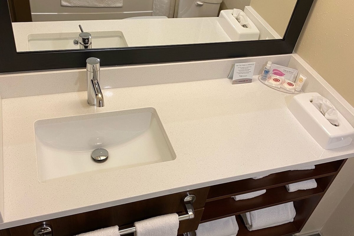 standard room, 2 queen beds, non smoking | bathroom | combined shower/bathtub, free toiletries, hair dryer, towels