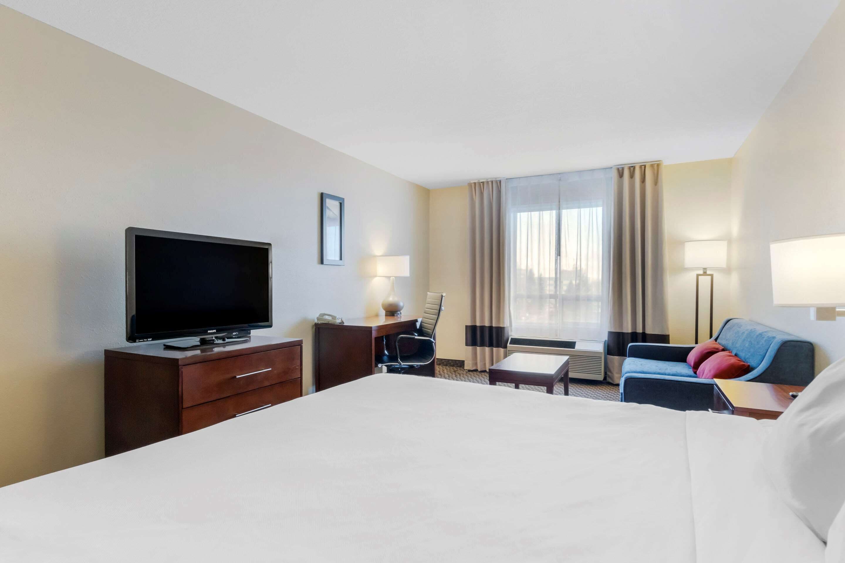 suite, non smoking | desk, blackout curtains, iron/ironing board, free wifi