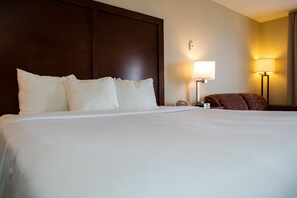 Suite, para no fumadores | Escritorio, cortinas blackout y tabla de planchar con plancha 