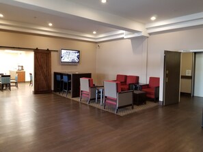 Lobby sitting area - Comfort Inn Lethbridge (Lethbridge)