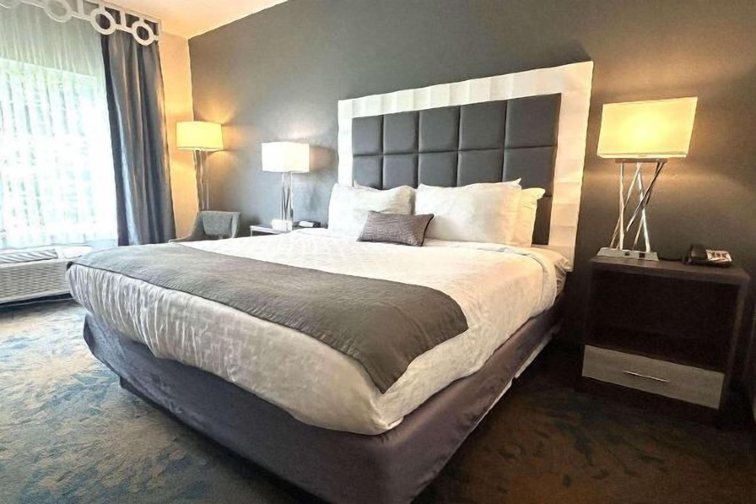 Hypo-allergenic bedding, desk, laptop workspace, free WiFi
