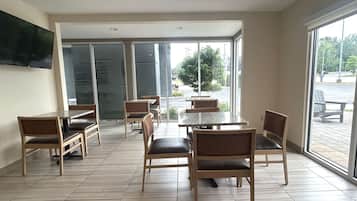Free daily continental breakfast