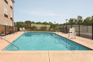 Una piscina al aire libre de temporada