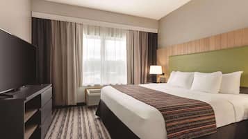 Ylelliset vuodevaatteet, untuvapeitot, työpöytä, silitysrauta/-lauta