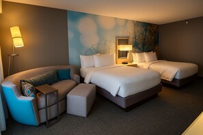 Quarto, várias camas | Roupas de cama antialérgicas, escrivaninha, cortinas blackout
