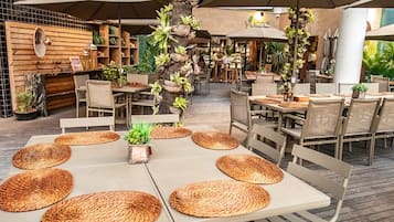 Breakfast, lunch, dinner served; international cuisine