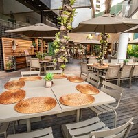 朝食、ランチ、ディナーに営業 (多国籍料理)