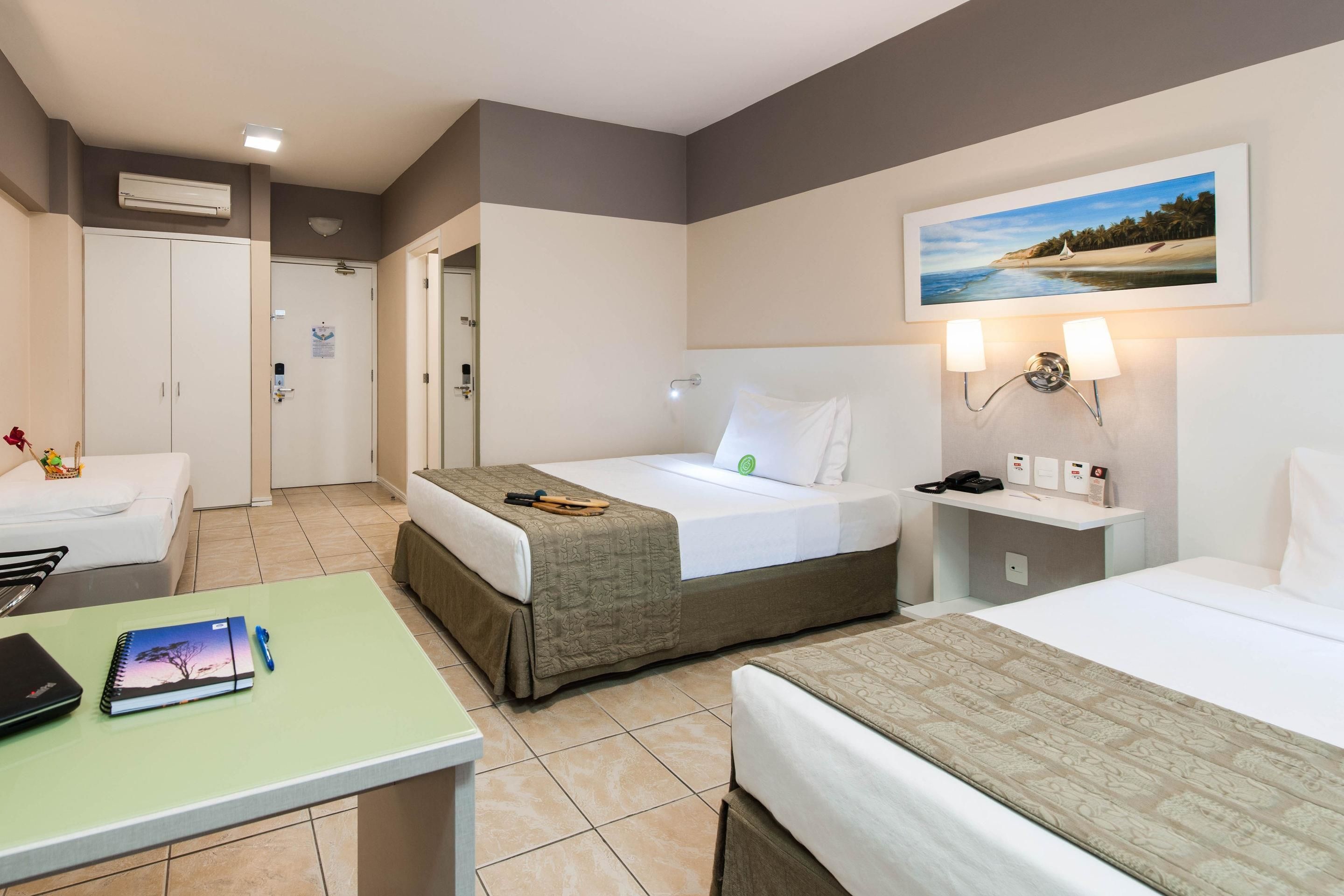 Minibar, coffres-forts dans les chambres, bureau