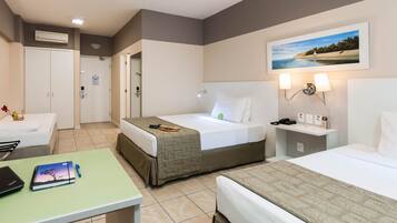 Minibar, coffres-forts dans les chambres, bureau