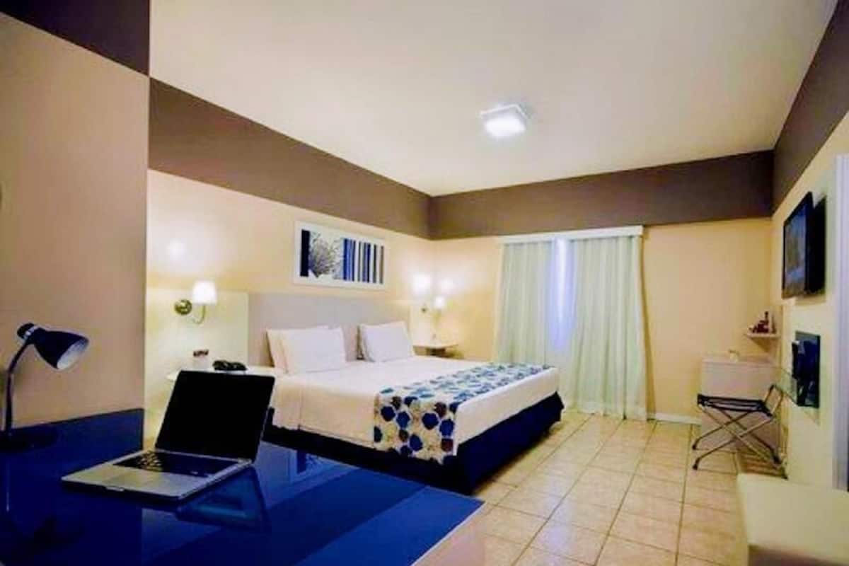 Minibar, Zimmersafe, Schreibtisch, laptopgeeigneter Arbeitsplatz