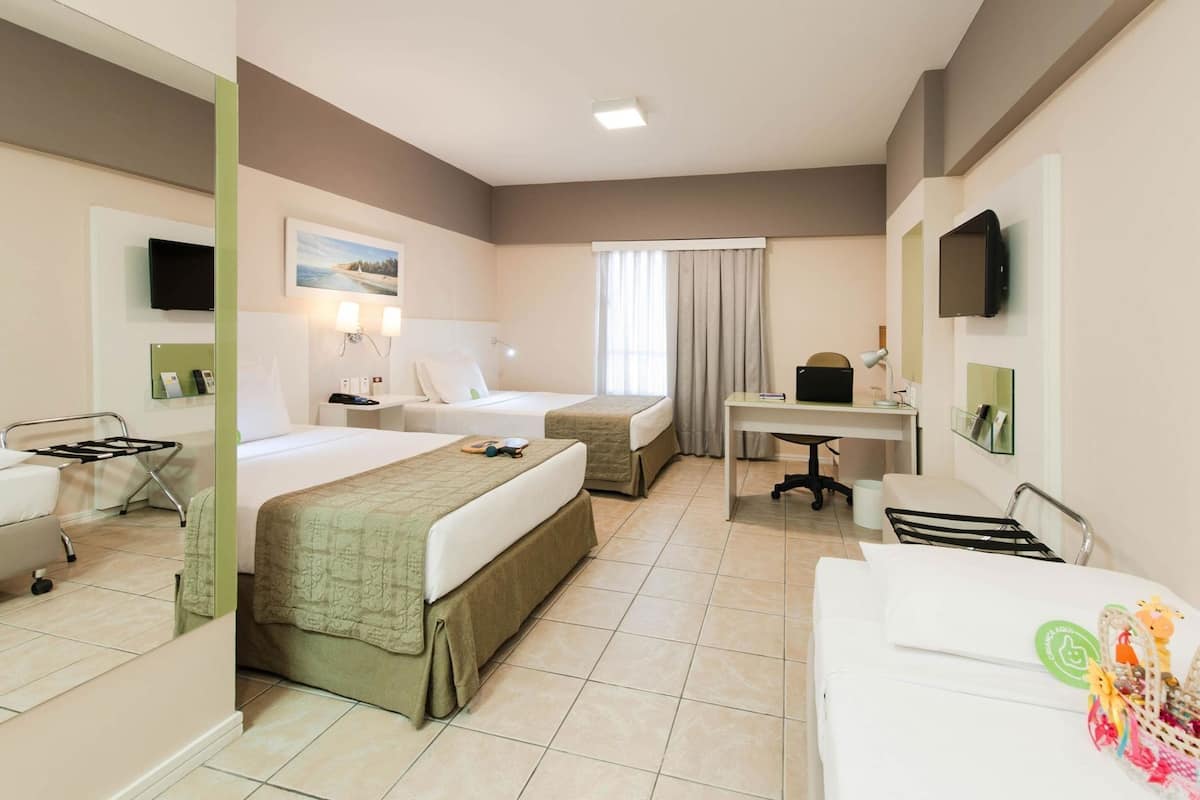 Minibar, Zimmersafe, Schreibtisch, laptopgeeigneter Arbeitsplatz