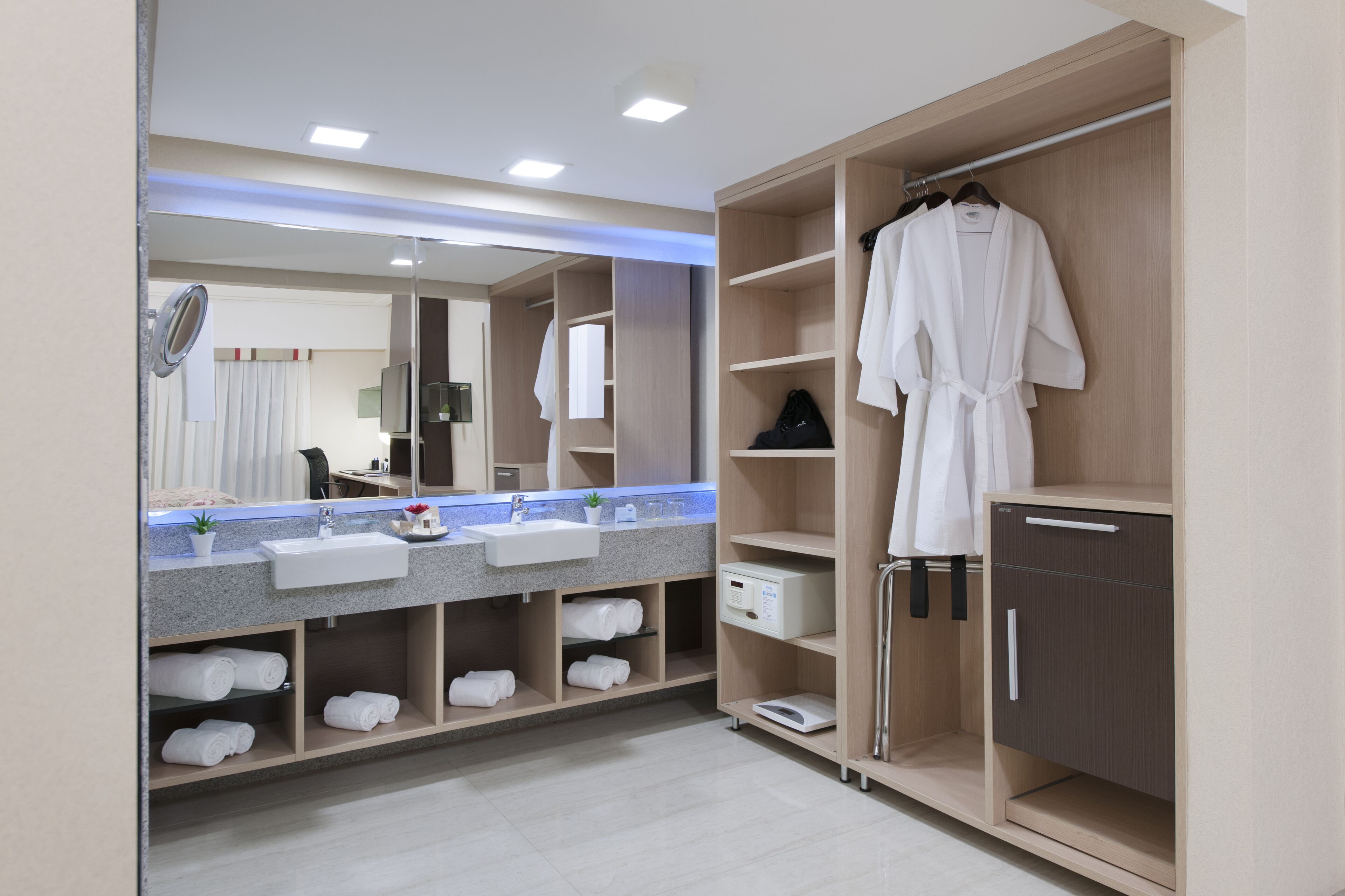 presidential suite | bathroom | shower, designer toiletries, hair dryer, towels