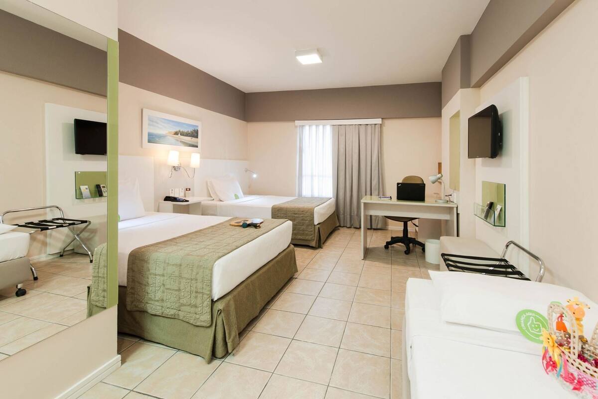 ميني بار وخزنة داخل الغرفة ومكتب ومساحة عمل للكمبيوتر المحمول