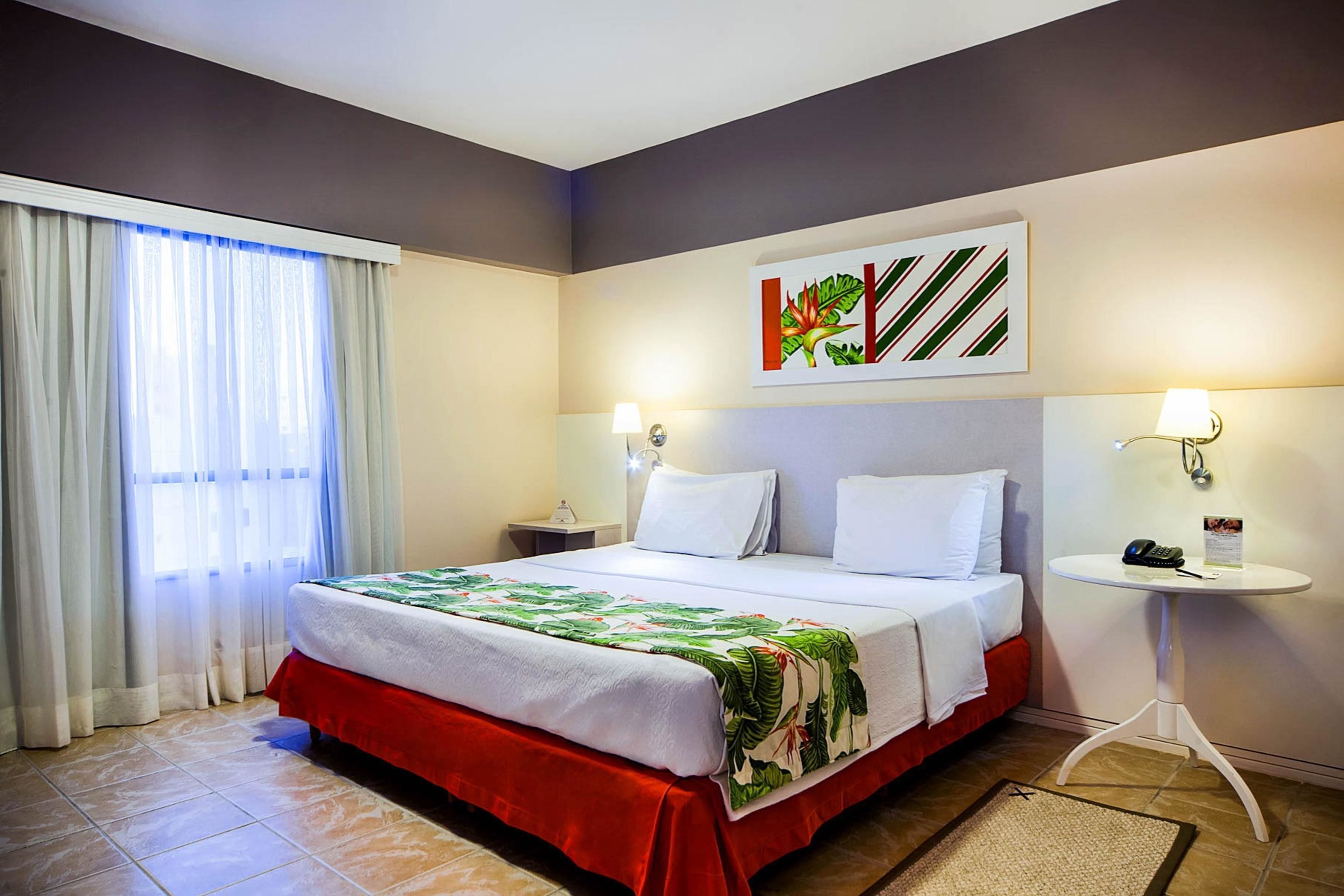 Minibar, caja de seguridad en la habitación y escritorio 