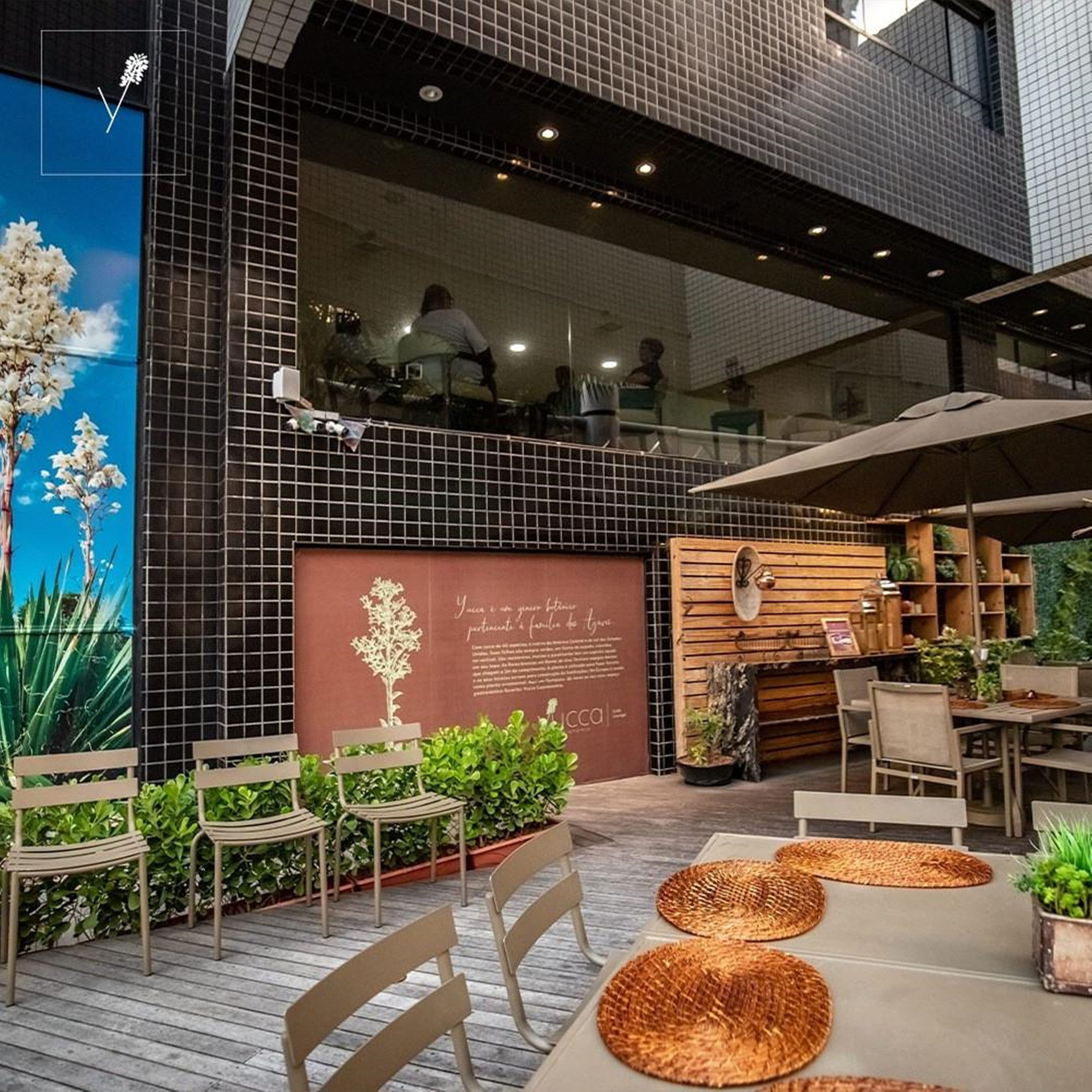 breakfast, lunch, dinner served; international cuisine