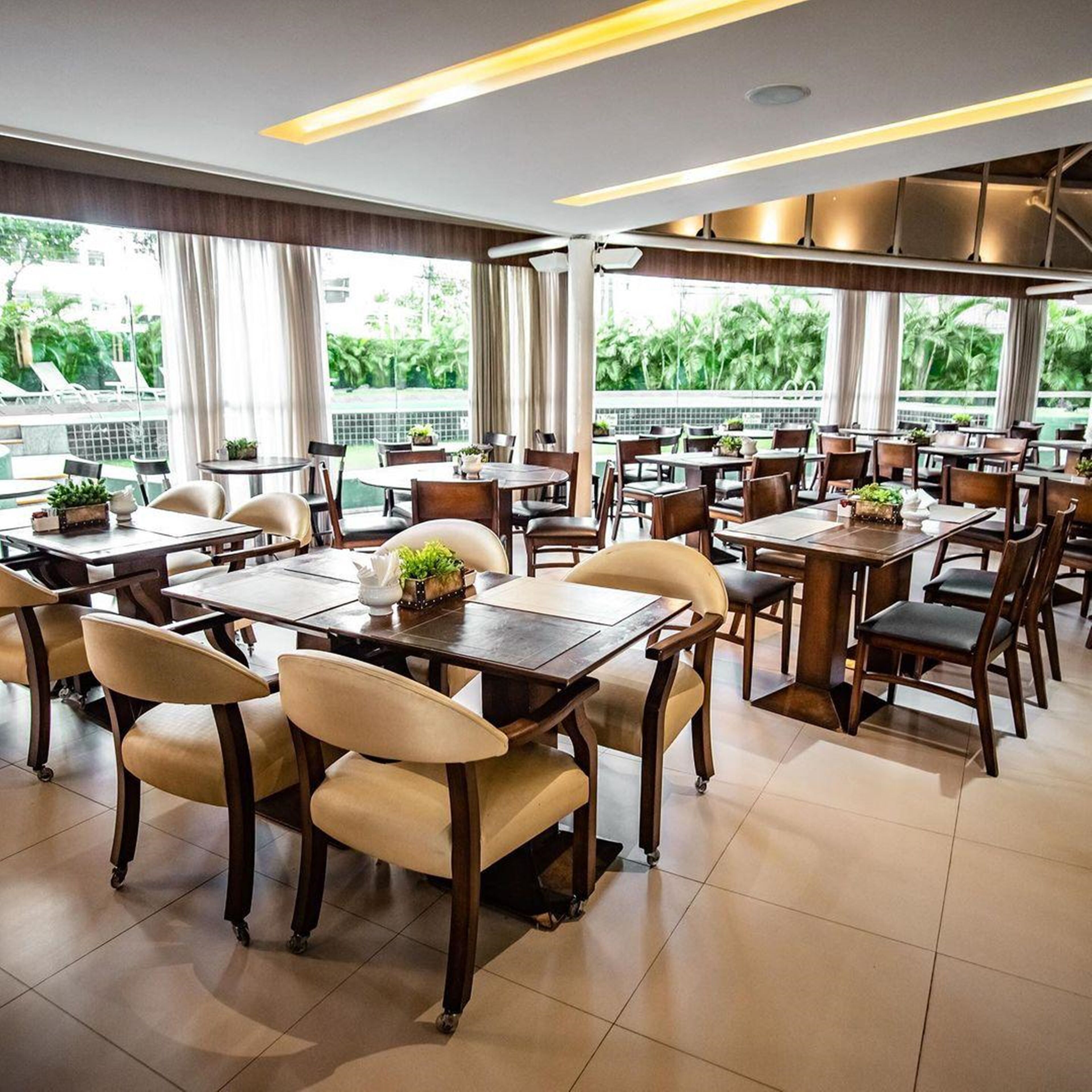 Se sirven desayunos, almuerzos y cenas; cocina internacional