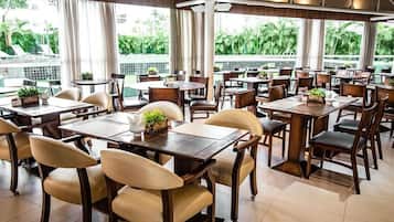 Se sirven desayunos, almuerzos y cenas; cocina internacional