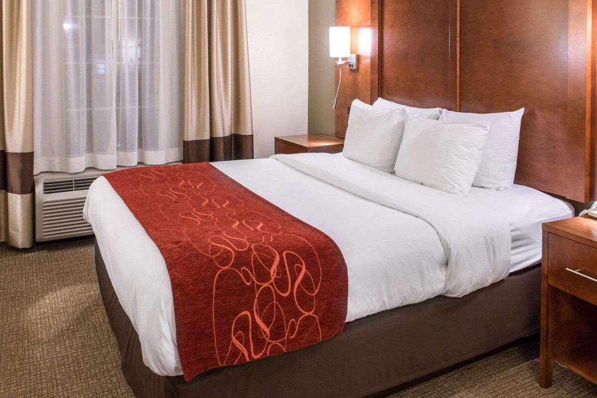 Nệm có lớp đệm bông, bàn, màn/rèm cản sáng, bàn ủi/dụng cụ ủi quần áo
