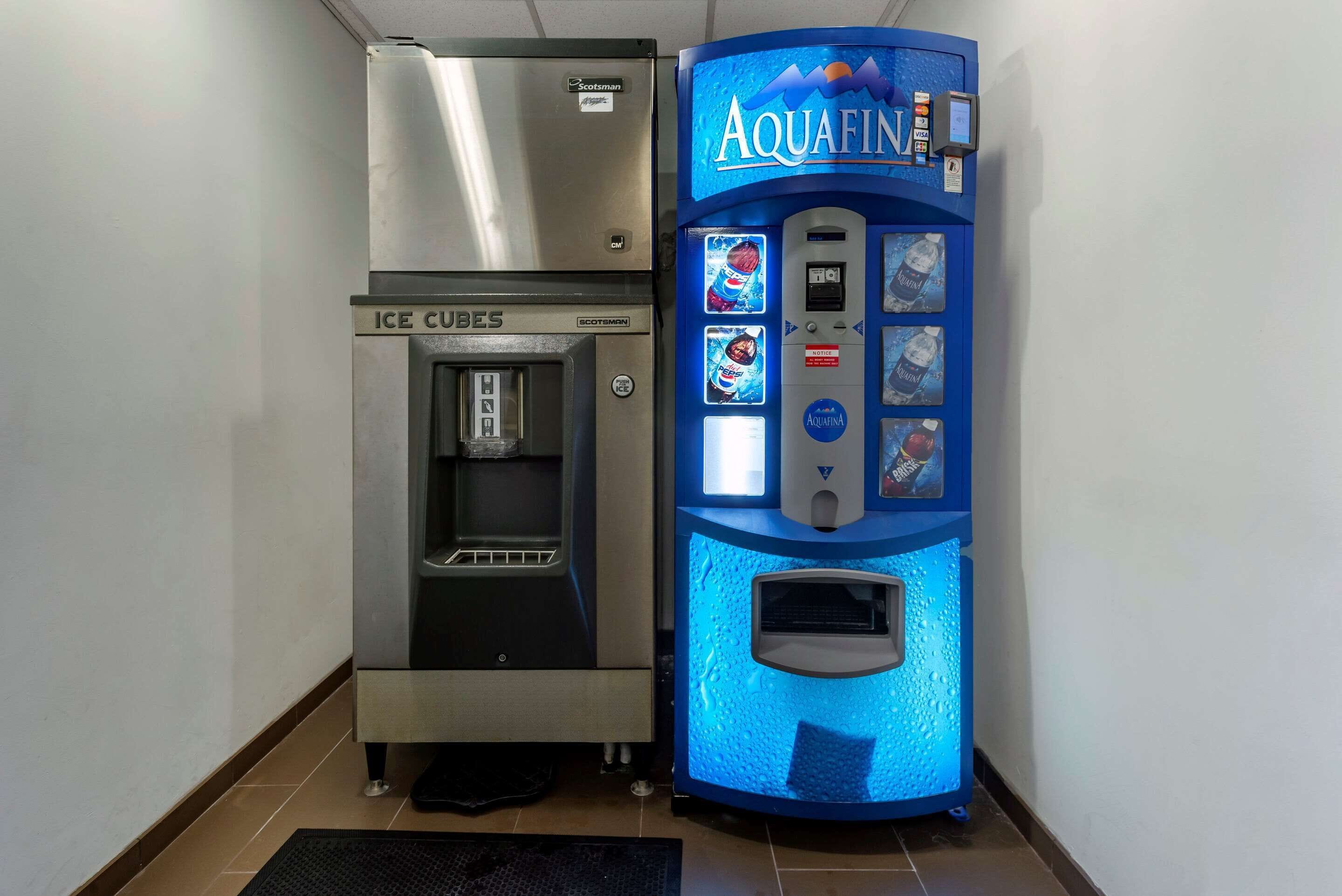 Un dispensador de hielo y una fuente de agua con el logo azul de Aquafina.