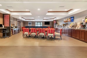 Café da manhã com buffet grátis todos os dias
