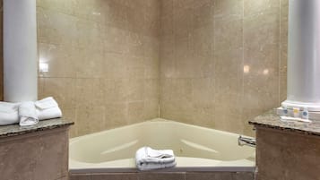 Camas con pillow-top, escritorio y cortinas blackout