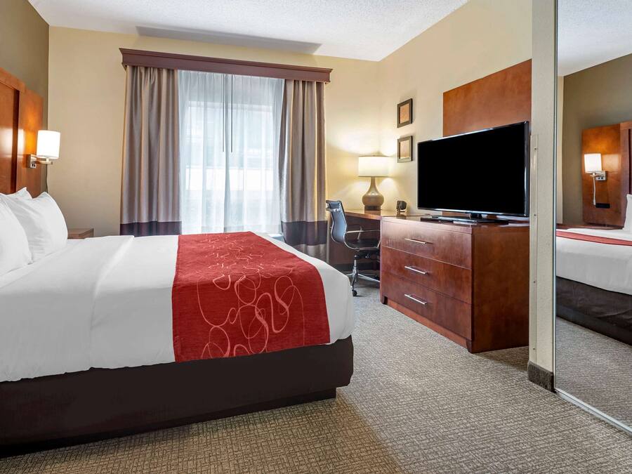 Suite, 1 kingsize-seng, tilgjengelighetstilpasset, ikke-røyk | Senger med overmadrass, skrivebord og blendingsgardiner