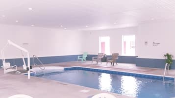 Una piscina al aire libre de temporada