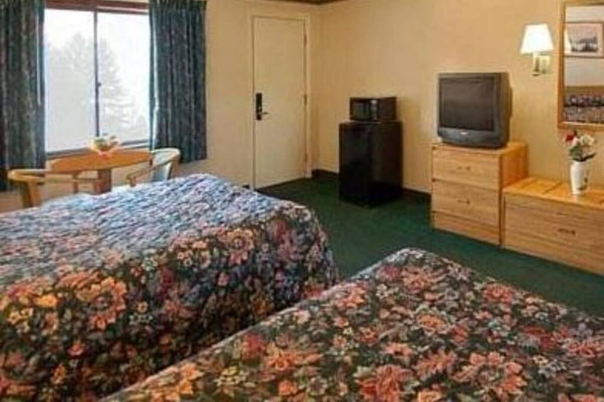 Cribs/infant beds, rollaway beds, free WiFi, bed sheets