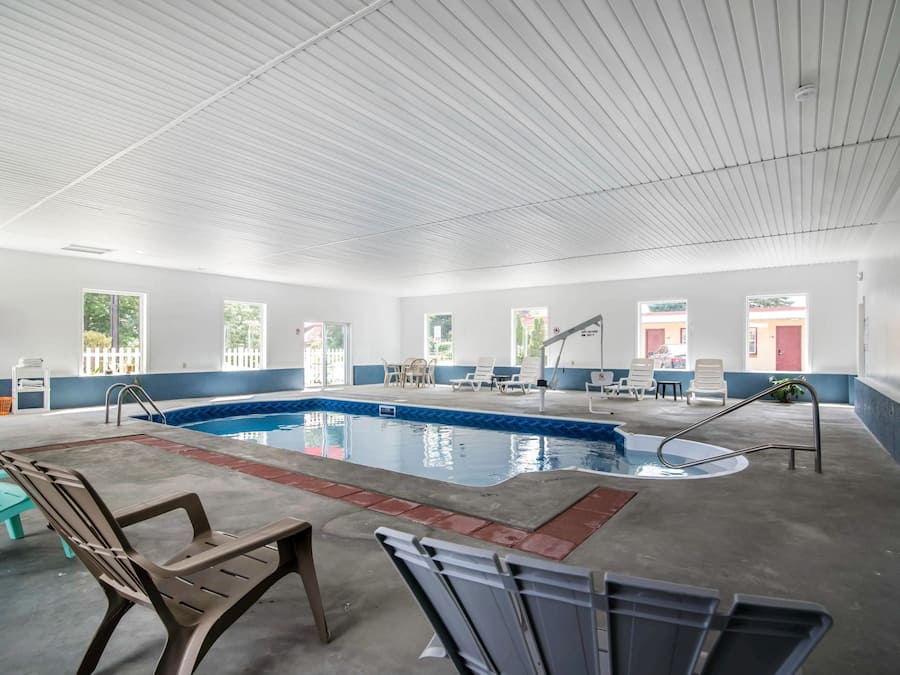 Una piscina al aire libre de temporada