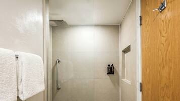 Shower, pancuran hujan, pengering rambut, dan handuk