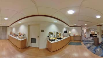Una cocina moderna con armarios de madera, una isla central con electrodomésticos y un salpicadero de azulejos.